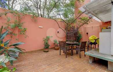 Imagem: A casa possui 3 Dormitórios, 4 Banheiros, 2 Vagas na garagem