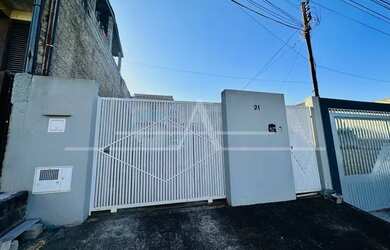 Imagem: A casa possui 2 Dormitórios, 1 Banheiro, 1 Vaga na garagem