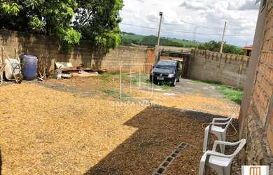 Imagem: A casa possui 3 Dormitórios, 2 Banheiros, 2 Vagas na garagem