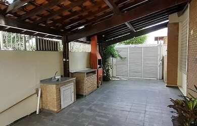 Imagem: A casa possui 3 Dormitórios, 4 Banheiros, 2 Vagas na garagem