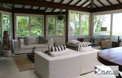 Imagem: A casa possui 4 Dormitórios, 5 Banheiros, 2 Vagas na garagem