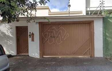 Imagem: A casa possui 3 Dormitórios, 5 Banheiros, 1 Vaga na garagem