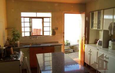 Imagem: A casa possui 2 Dormitórios, 1 Banheiro, 4 Vagas na garagem