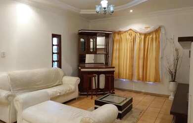 Imagem: A casa possui 4 Dormitórios, 4 Banheiros, 2 Vagas na garagem