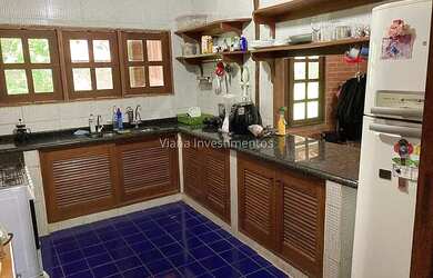 Imagem: A casa possui 3 Dormitórios, 2 Banheiros, 2 Vagas na garagem