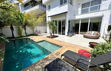 Imagem: A casa em condomínio possui 4 Dormitórios, 5 Banheiros, 4