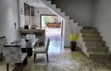 Imagem: A casa possui 2 Dormitórios, 3 Banheiros, 2 Vagas na garagem