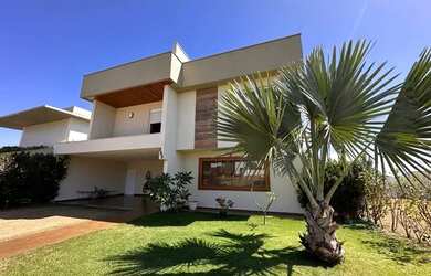 Imagem: A casa em condomínio possui 4 Dormitórios, 5 Banheiros, 4