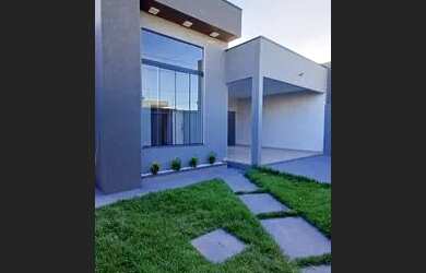 Imagem: A casa possui 3 Dormitórios, 2 Banheiros, 2 Vagas na garagem