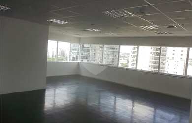 Imagem: A casa possui 1 Dormitório, 1 Banheiro, 5 Vagas na garagem