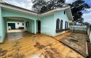 Imagem: A casa possui 3 Dormitórios, 2 Banheiros, 3 Vagas na garagem