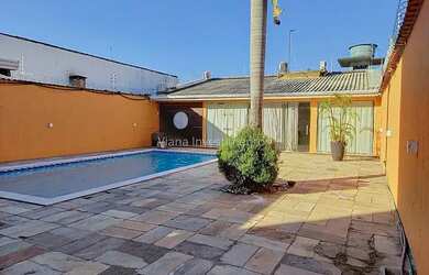 Imagem: A casa possui 2 Dormitórios, 3 Banheiros, 4 Vagas na garagem