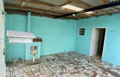 Imagem: A casa possui 1 Dormitório, 1 Banheiro e 1 Vaga na garagem