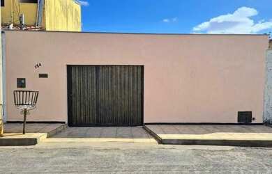 Imagem: A casa possui 3 Dormitórios, 1 Banheiro, 2 Vagas na garagem