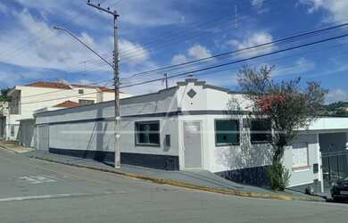 Imagem: A casa para alugar possui 3 Dormitórios, 2 Banheiros, 1 Vaga