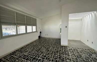 Imagem: A casa possui 3 Dormitórios, 2 Banheiros, 3 Vagas na garagem