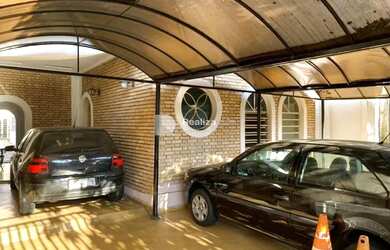 Imagem: A casa possui 5 Dormitórios, 2 Banheiros, 4 Vagas na garagem