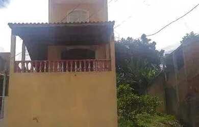 Imagem: A casa possui 3 Dormitórios, 2 Banheiros, 1 Vaga na garagem