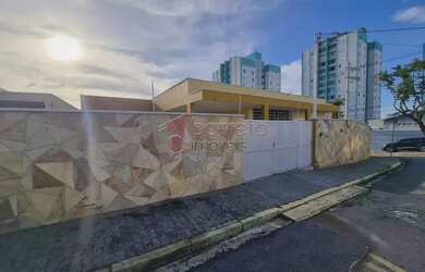 Imagem: A casa possui 3 Dormitórios, 3 Banheiros, 5 Vagas na garagem