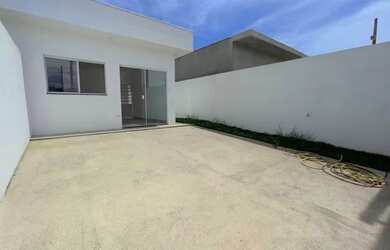 Imagem: A casa possui 2 Dormitórios, 2 Banheiros, 2 Vagas na garagem