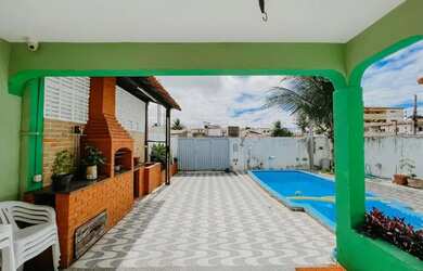 Imagem: A casa possui 3 Dormitórios, 2 Banheiros, 300m² de Área e