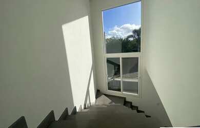 Imagem: A casa possui 3 Dormitórios, 3 Banheiros, 2 Vagas na garagem