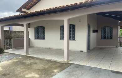 Imagem: A casa possui 2 Dormitórios, 2 Banheiros, 2 Vagas na garagem