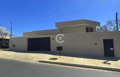 Imagem: A casa possui 4 Dormitórios, 4 Banheiros, 2 Vagas na garagem