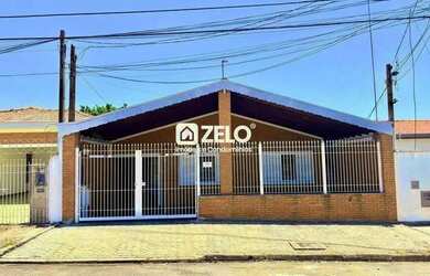 Imagem: A casa possui 3 Dormitórios, 2 Banheiros, 2 Vagas na garagem