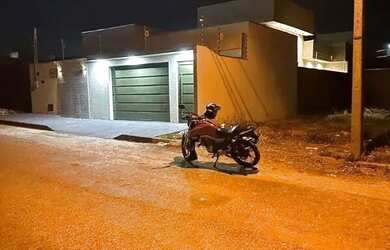 Imagem: A casa possui 3 Dormitórios, 2 Banheiros, 2 Vagas na garagem