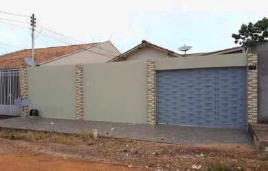 Imagem: A casa possui 3 Dormitórios, 2 Banheiros, 4 Vagas na garagem