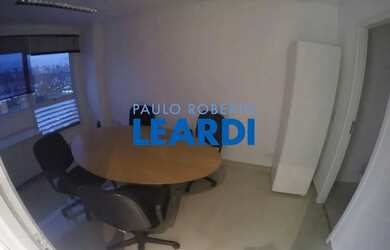 Imagem: O depósito possui 2 Vagas na garagem e 61m² de Área e está