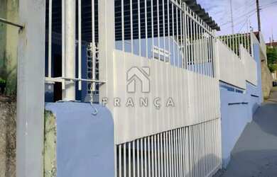 Imagem: A casa possui 2 Dormitórios, 1 Banheiro, 1 Vaga na garagem