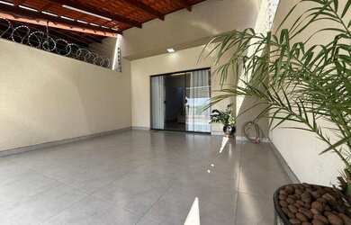 Imagem: A casa possui 2 Dormitórios, 2 Banheiros, 2 Vagas na garagem