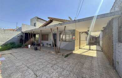 Imagem: A casa possui 3 Dormitórios, 4 Banheiros, 5 Vagas na garagem