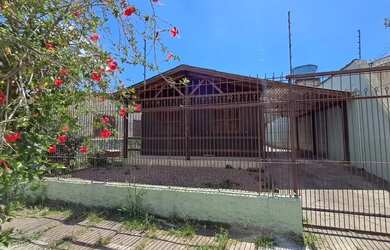 Imagem: A casa possui 3 Dormitórios, 3 Banheiros, 2 Vagas na garagem