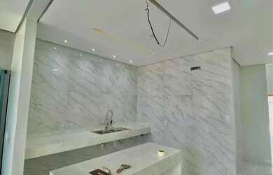 Imagem: A casa possui 4 Dormitórios, 3 Banheiros, 4 Vagas na garagem