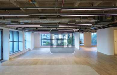 Imagem: O depósito possui 5 Vagas na garagem e 310m² de Área e está