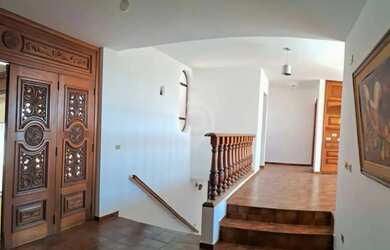 Imagem: A casa possui 4 Dormitórios, 4 Banheiros, 5 Vagas na garagem