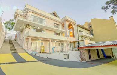 Imagem: A casa possui 4 Dormitórios, 5 Banheiros, 4 Vagas na garagem