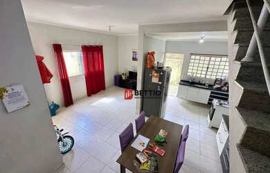 Imagem: A casa possui 2 Dormitórios, 2 Banheiros, 2 Vagas na garagem