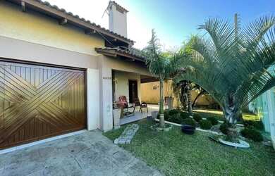 Imagem: A casa possui 5 Dormitórios, 4 Banheiros, 2 Vagas na garagem