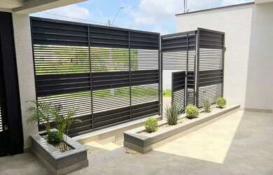 Imagem: A casa possui 2 Dormitórios, 2 Banheiros, 2 Vagas na garagem