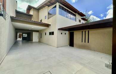 Imagem: A casa possui 3 Dormitórios, 5 Banheiros, 4 Vagas na garagem