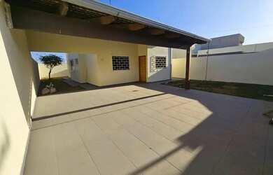 Imagem: A casa possui 3 Dormitórios, 2 Banheiros, 2 Vagas na garagem