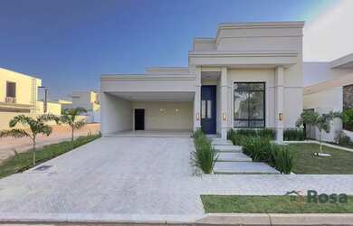 Imagem: A casa possui 4 Dormitórios, 5 Banheiros, 4 Vagas na garagem