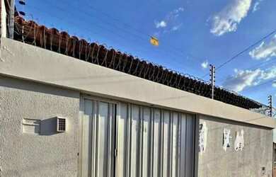 Imagem: A casa possui 3 Dormitórios, 2 Banheiros, 2 Vagas na garagem