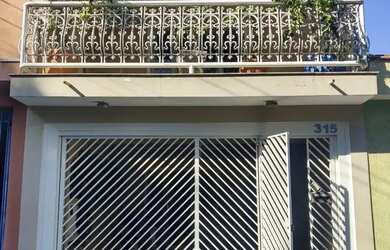 Imagem: A casa possui 3 Dormitórios, 2 Banheiros, 1 Vaga na garagem