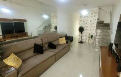 Imagem: A casa possui 3 Dormitórios, 3 Banheiros, 2 Vagas na garagem