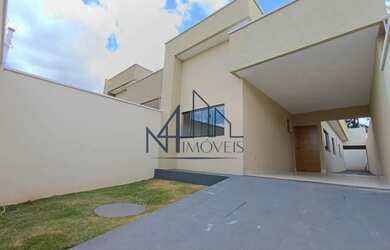 Imagem: A casa possui 3 Dormitórios, 2 Banheiros, 2 Vagas na garagem